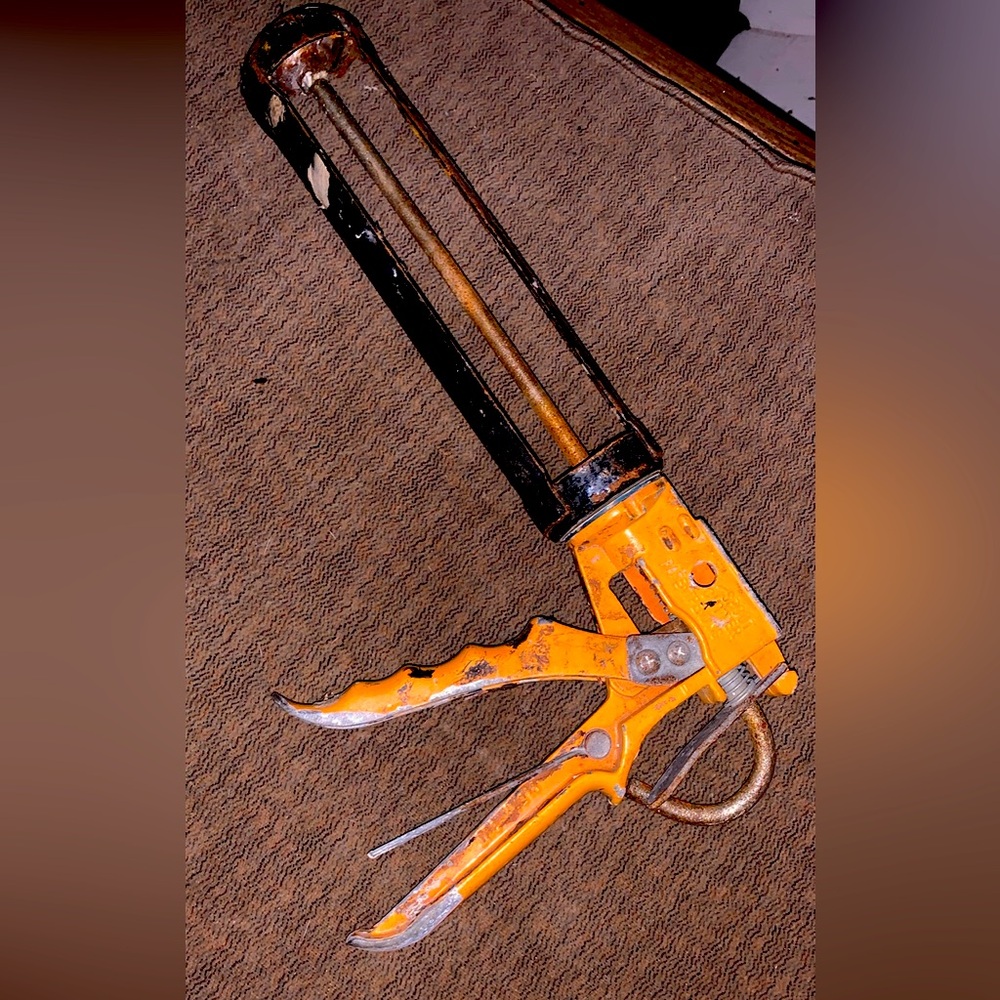 Caulking gun